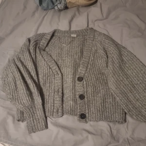 Grå kofta - Säljer den gär superrr fina och skönta koftan den är ganska tjock och skön till vintern💞💞 inget fel på inte min stil helt enkelt. 