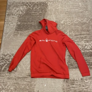 Sail racing hoodie  -  De är en  hoodie som är mjuk och bekväm som är färgglad. Passar till gråa eller svarta jeans med vita skor helst men svart funkar också.