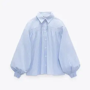 Säljer min vit-blåa skjorta från zara🩷