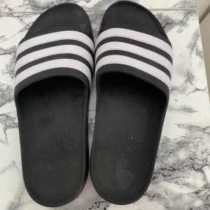 Adidas tofflor  - Säljer dessa adidas tofflor för 100kr i storlek 39