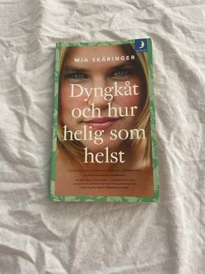 Titel: Dyngkåt och hur helig som helst Författare: Mia Skäringer Typ: Pocket Skick: Inga hundöron, inget skrivet i böckerna och pärmarna är fina. ISBN: 9789137159683 