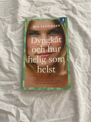Dyngkåt och hur helig som helst - Mia Skäringer. Pocket, bok - Titel: Dyngkåt och hur helig som helst Författare: Mia Skäringer Typ: Pocket Skick: Inga hundöron, inget skrivet i böckerna och pärmarna är fina. ISBN: 9789137159683 