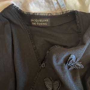 Söt spets kofta 🖤 - Kofta med trekvartsärm från Jaqueline De Young. <3