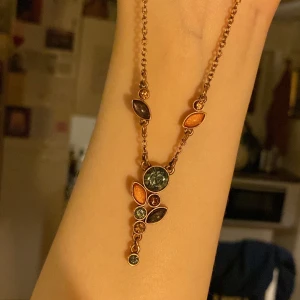 Vintage Pilgrim  - Halsband från Pilgrim tidigt 90-tal. Har även mtachande armband om intresse finns. I fint skick! Bjuder på frakten vid snabb affär! 