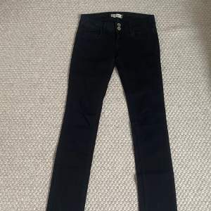 Jätte fina raka lågmidjade svarta jeans som tyvärr inte passade mig, de är i fint skick det finns inga fläckar eller hål