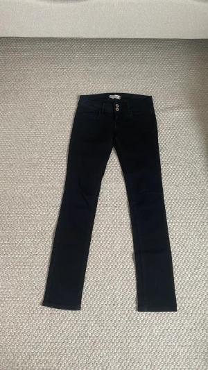 Svarta raka lågmidjade jeans  - Jätte fina raka lågmidjade svarta jeans som tyvärr inte passade mig, de är i fint skick det finns inga fläckar eller hål