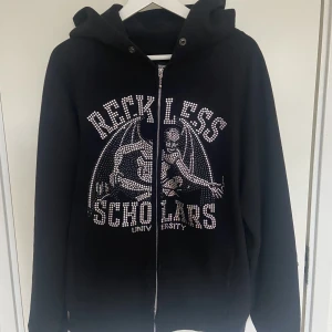 Reckless Scholars hoodie  - Säljer min reckless scholars hoodie. Sjukt bra skick. Storlek M 