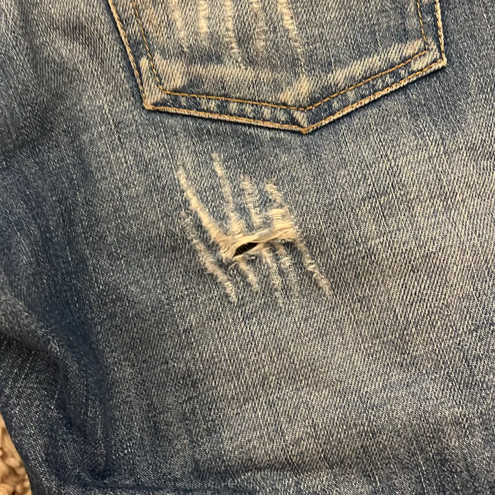 Superfina lågmidjade jeans med utsvängda ben och detaljer med rhinestones. Ett litet hål under bakfickan (som jag faktiskt tror ska vara där me tanke på hur det ser ut) men ingenting dom syns/störs  när man har dom på. . Jeans & Byxor.