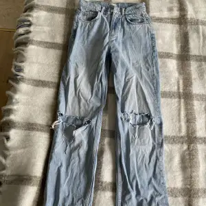 Snygga jeans med hål, från Gina tricot Storlek 36 Knappt använd!