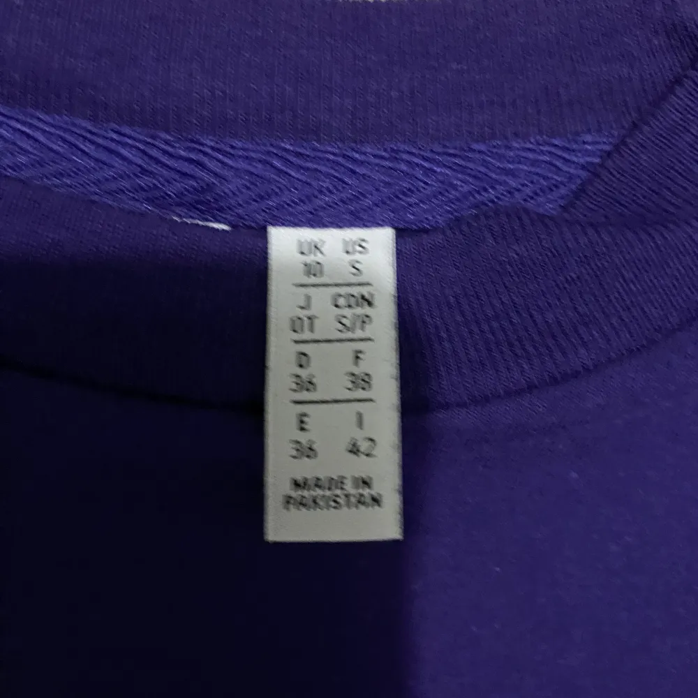 Säljer min lila adidas t-shirt pga stilbyte😅 Den är i exakt samma mått som den andra gröna jag lagt ut, exakt samma tröja bara olika färger.. T-shirts.