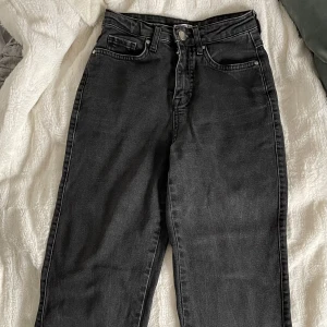 Svarta jeans  - Svart/gråa jeans. Skriv gärna för frågor eller fler bilder!