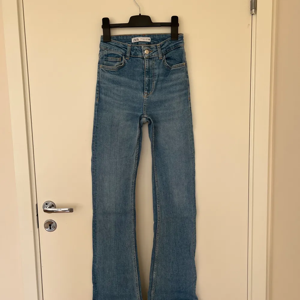 Fina bootcut jeans ifrån Zara köpta för 1 år sedan. . Jeans & Byxor.