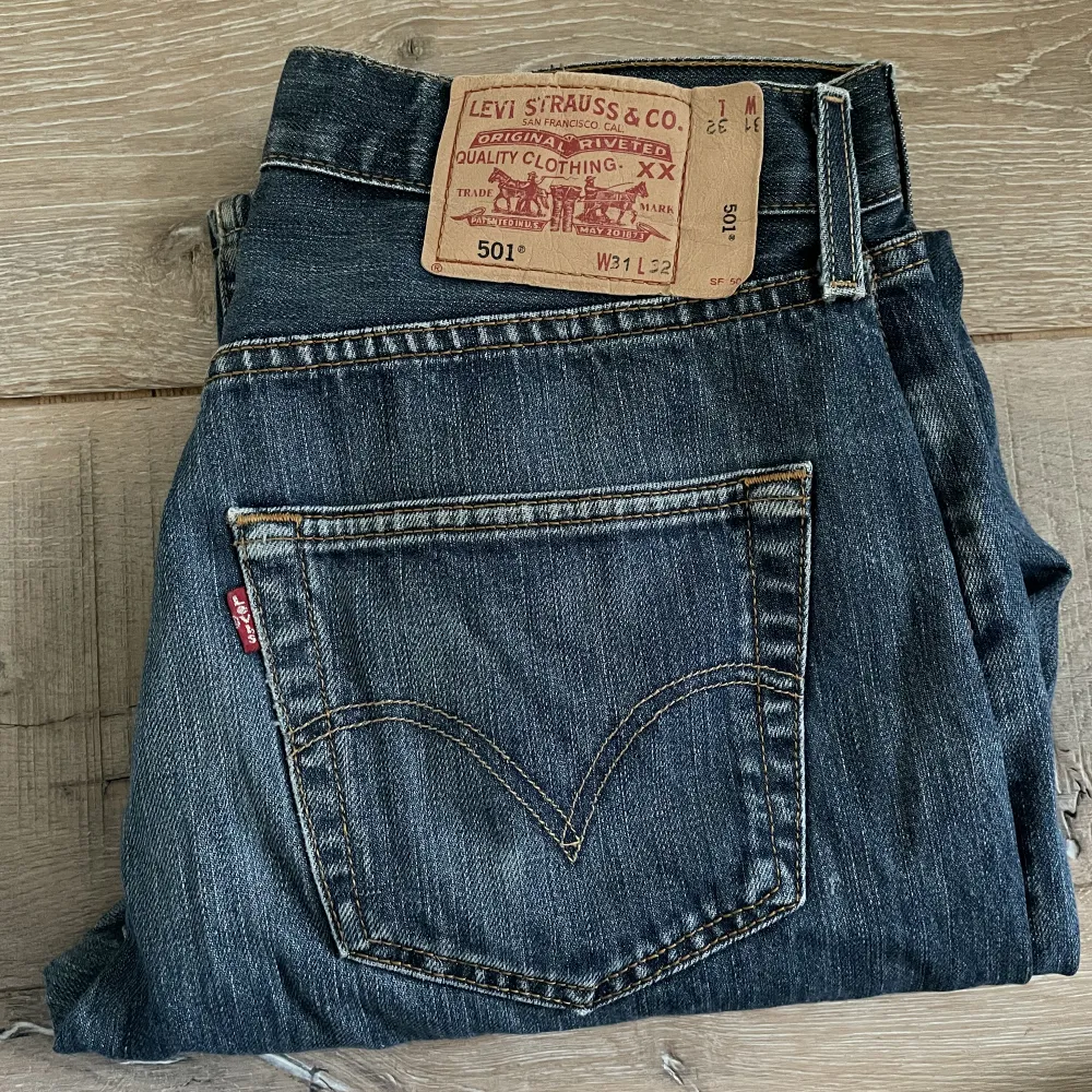 Lågmidjade Levi 501 jeans som är perfekta till höst och vinter! Köpta för 600kr 💞 Köpare står för frakt!. Jeans & Byxor.