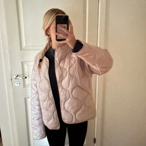 Mango jacka - Trendig rosa dunjacka från Mango som passar bra till höst eller vinter. I fint skick, storlek L men passar ner till S beroende på önskad passform 💕