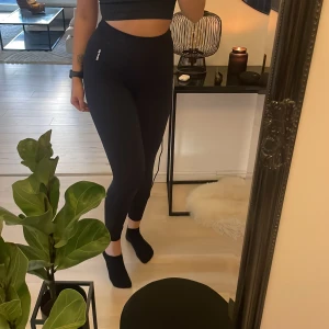 Träningsthights från bo+tee - Boandtee tights i svart, använda 1 gång 