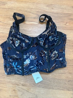 Korsett - Urban outfitters korsett i vintage stil. Aldrig använd prislapp kvar