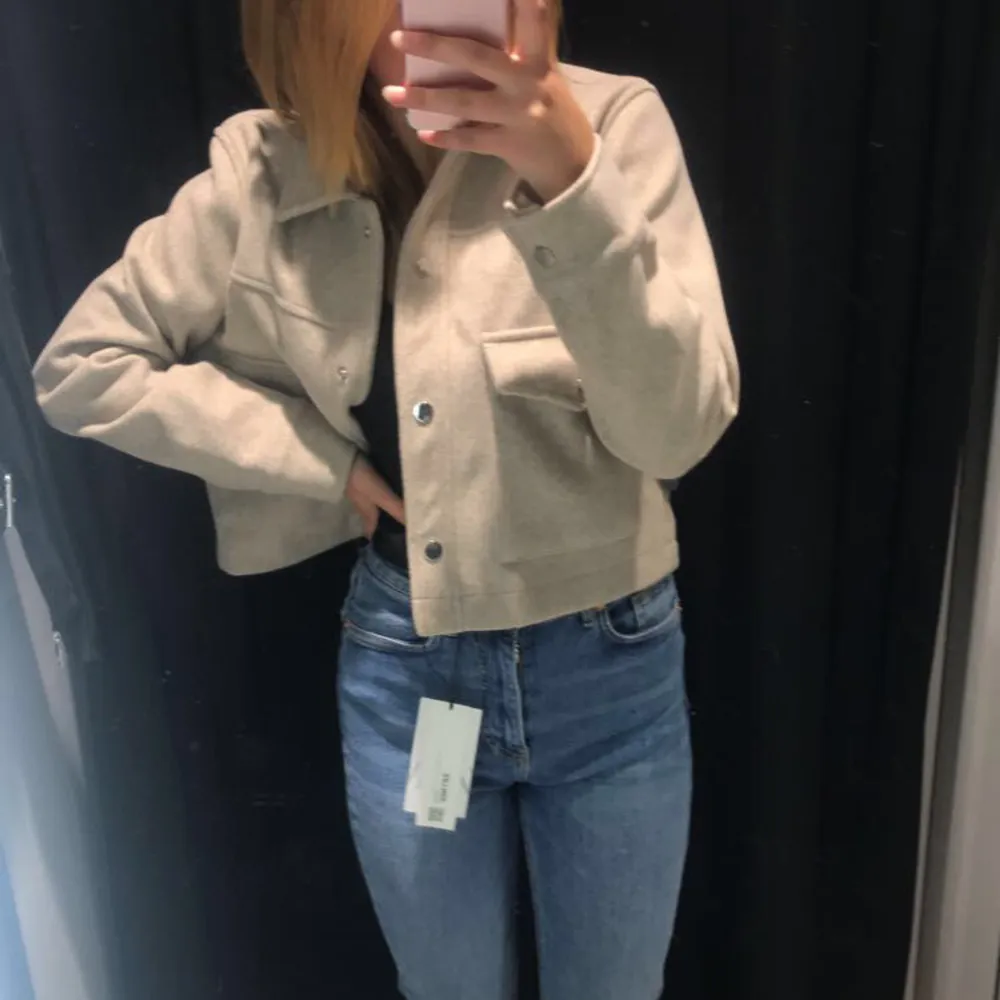 Säljer min zara kappa i beige stl xs. Säljer på grund av att jag inte använder den. Den är använd ett fåtal gånger. I fint skick. 400kr original pris och säljer för 250  frakt. . Jackor.