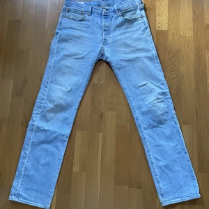Levi's 501 - Ett par ljusblå Levi's 501. I princip oanvända, nyskick. Storlek 32/34.  Hör av er vid frågor! Mvh Jonatan