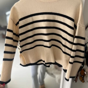 populär randig tröja - en superpopulär stickad tröja från Bershka! mjuk i materialet och sitter fint mot kroppen! använd endast en gång! 