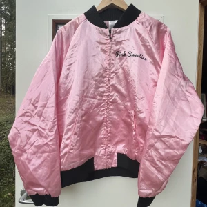 Rosa Bomberjacka  - Unik rosa jacka för den som gillar färgglatt. Perfekt till en Barbie utklädnad inför halloween. Några små smutsfläckar som borde gå bort. 