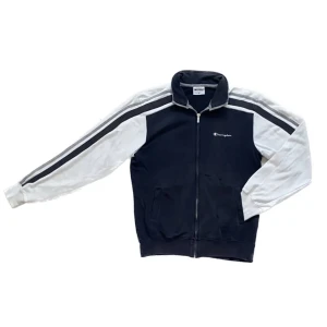 Champion zip up - Champion zip up i bra skick förutom små bleknings fläckar som man kan se på bilden😉