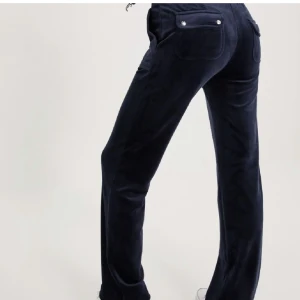 Säljer juci byxor - Säljer dom mörblå juci byxorna i storlek Xs,köpte för 1200 och säljer för 700,skriv privat för fler fårgor