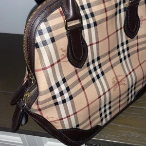 Burberry bag - Säljer en helt oanvänd burberry väska inköpt på johnells för flera år sedan. Kvitto finns. Inga defekter, knappt använd!  För mer frågor/ bilder skicka ett meddelande 🩷