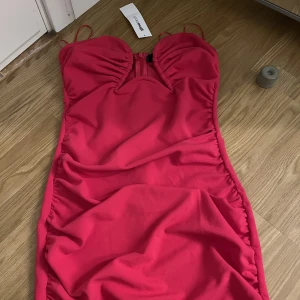 Klänning - Helt ny klänning, jätte fin 