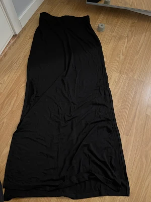 Lågmidjad kjol - Lågmidjad svart kjol me två styckna slits