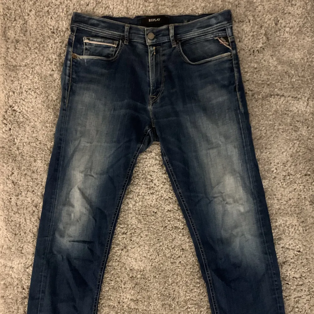 Ett par Replay jeans i stl. 32! Trådarna ur Replay loggan är lösa men annars inga defekter på varan. Hör av dig vid minsta fundering eller fråga ;). Jeans & Byxor.