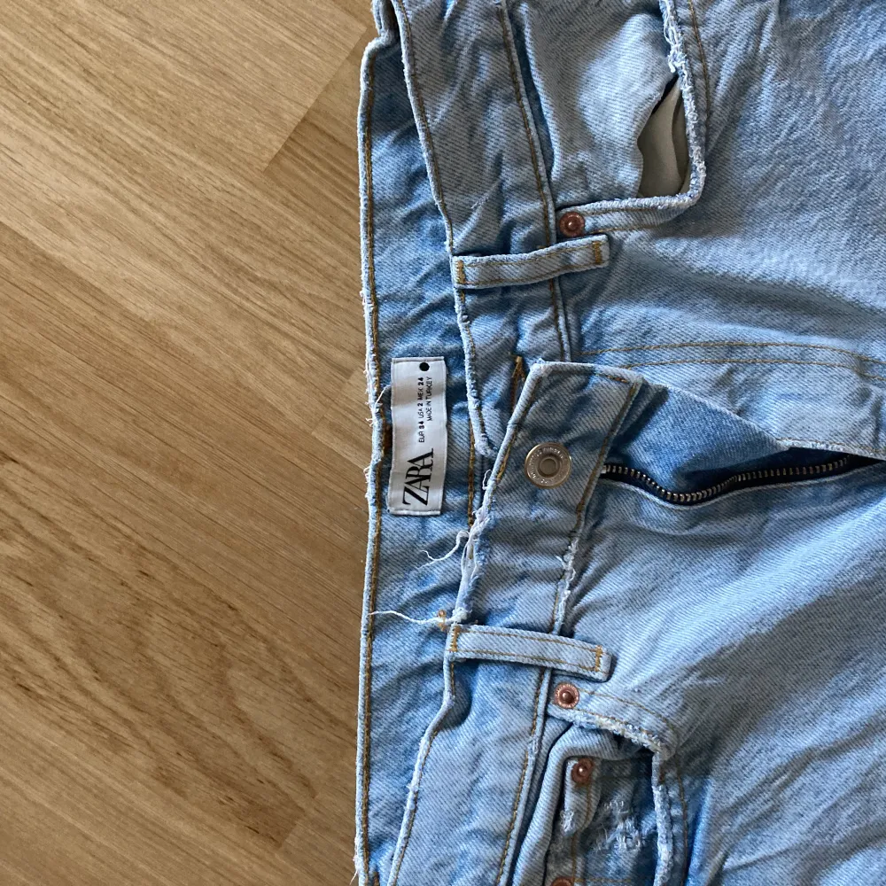 Ett par raka zara jeans som sitter jätteskönt, snygga med den ljusa färgen 🥰. Jeans & Byxor.