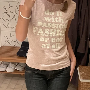 T-shirt  - Ljusrosa t-shirt med text tryck 🎀passar XS, S och M 💖Jag säljer allt på sista bilden, kolla gärna in min profil för mer information 🫶🏻