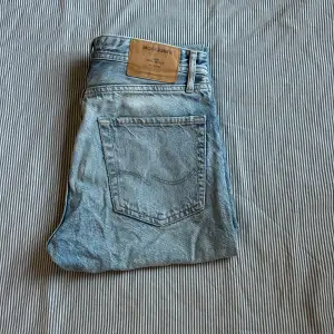 Storlek: w27 L30 Modell: Loose/Chris  Nypris: 600 kr  Ljus blåa jeans från Jack and Jones. Köpa för ca 2 år sen men använda varsamt under en kort period sedan bara legat i garderoben. Inga fläckar eller andra defekter.