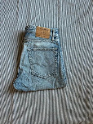 Jeans Jack and Jones  - Storlek: w27 L30 Modell: Loose/Chris  Nypris: 600 kr  Ljus blåa jeans från Jack and Jones. Köpa för ca 2 år sen men använda varsamt under en kort period sedan bara legat i garderoben. Inga fläckar eller andra defekter.