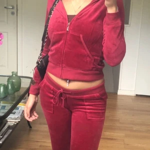 Juciy couture  - Säljer mitt juciy sett då den inte kommer till användning, tvättad ett par gånger då ja säljer den för lite billigare pris, den är i Xs vid snabbkaffär kan pris diskuteras 