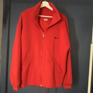 Vintage nike solo swoosh hoodie - Jätte bra kondition, perfekt för hösten och vintern