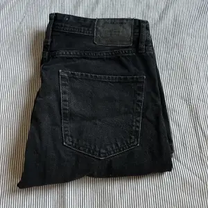 Storlek: w29 l30 Modell: Loose/Chris  Svarta jeans från Jack and Jones. Köpta för ca 1,5 år sen men användes endast i ca 2 månader. Ny pris låg på ungefär 600 kr nu säljer jag för 250 kr.  Inga fläckar eller andra defekter. 