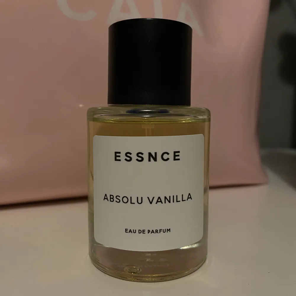 ”Absolu Vanilla” parfym från ESSNCE. Helt ny endast testad, märkte snabbt att det inte riktigt var min doft därav att jag säljer den! Luktar vanilj, 50ml köptes förra veckan för 360kr säljer för 280kr + 60kr frakt!😊. Väskor.