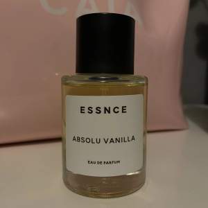 ”Absolu Vanilla” parfym från ESSNCE. Helt ny endast testad, märkte snabbt att det inte riktigt var min doft därav att jag säljer den! Luktar vanilj, 50ml köptes förra veckan för 360kr säljer för 280kr + 60kr frakt!😊