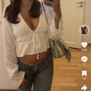 Blus - Jättefin blus från pullandbear! Använd en gång så nästan helt oanvänd! (Lånad bild)❤️