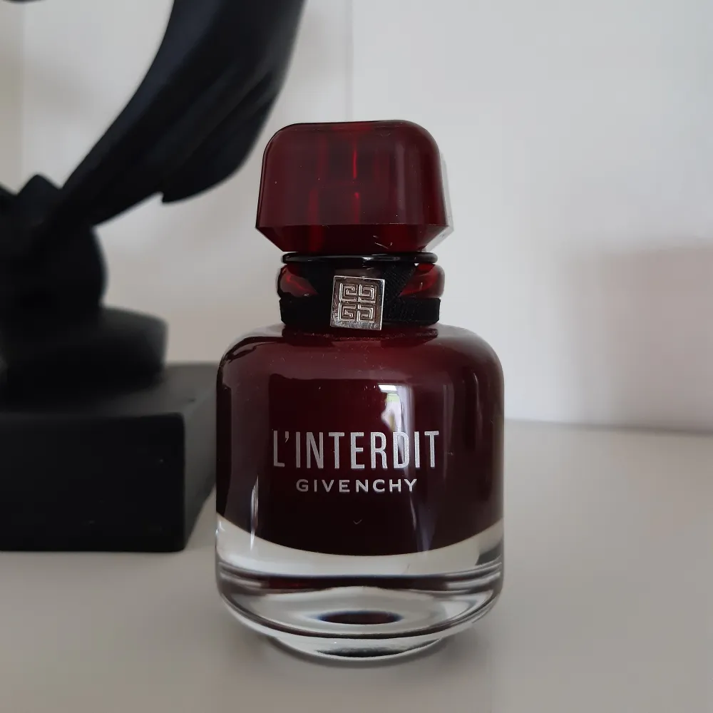 Den populära parfymen från Givenchy, Linderdit i 35ml. Aldrig använt utan endast testad💕. Övrigt.