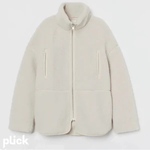Pilejacka - Säljer denna superpopulära pilejackan från hm! Älskar den men skulle vilja ha den mer oversized än vad den är på mig, därför säljer jag🫶🏼 så fint skick🌟💖 (jag har vanligtvis S/M)