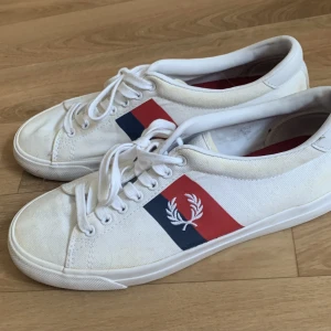 Fred Perry skor - Knappt använda Fred Perry gymnastikskor!