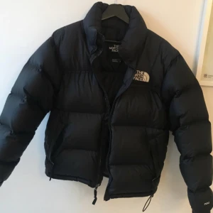 The North Face Nuptse-Svart S Passar M - Jackan är i skick 9/10  Köpt förra vintern och använd kanske 15 gånger. Vid frågor eller fler bilder kom Pm. Liten i passform, men passade mig perfekt när jag var 177-180! Kan mötas i STHLM