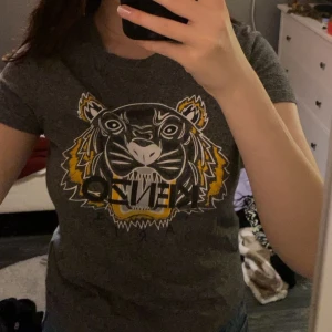 Kenzo t-shirt - Grå t-shirt med kenzo tryck. Skönt material! 