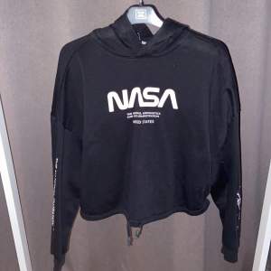NASA hoodie som har kroppad figur, använd men i orört skick, storlek M