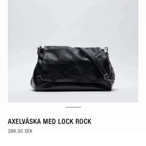 Svart Väska Zara - Säljer min svarta Zara väska som var populär i våras! Den är använd men inge defekter alls! Den är perfekt då man får plats med allt i den.  Köpt för nypris 400kr i januari tror jag  Lånade bilder från Zara
