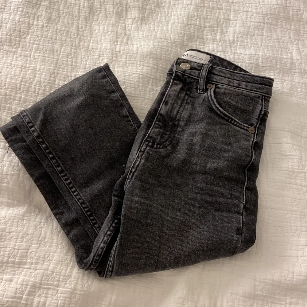 Ett par grå/svarta jeans ifrån zara i storlek 32. Jeansen är höga i midjan och sitter tajt upptill och har en fin slits nertill ❤️. Jeans & Byxor.