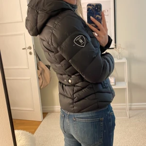 Vinterjacka - Superfin vinterjacka ifrån rock and blue i superfint skick. Tillkommer en päls (se sksta bilden) som man kan välja om man vill ha på eller ej. Nypris runt 3500kr 