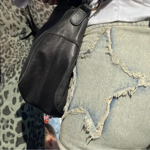 blåa jeans  - säljder dessa jättefina jeans från hm då det inte kommer till användning. storlek 36 men skulle säga att det passar 34 också💞lånade bilder 